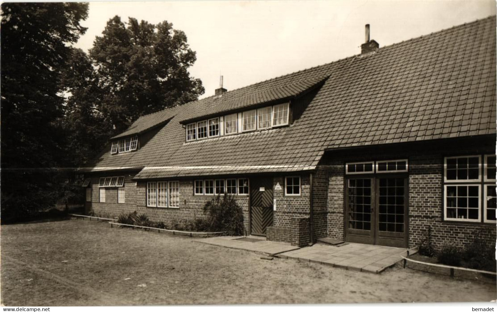 JEUGDHERBERG   " KLAVERVELDEN "  BERGEN OP ZOOM    ( Trait Blanc Pas Sur Original ) - Bergen Op Zoom