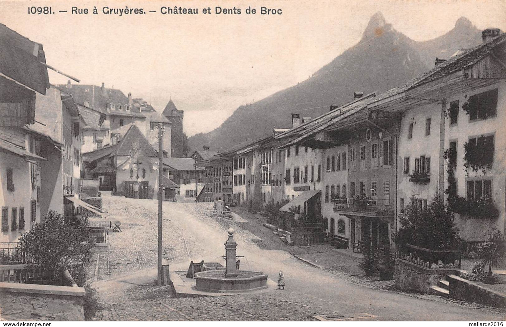 RUE A GRUYERES - CHATEAU ET DENTS DE BROC ~ A VINTAGE POSTCARD #232698 - Broc