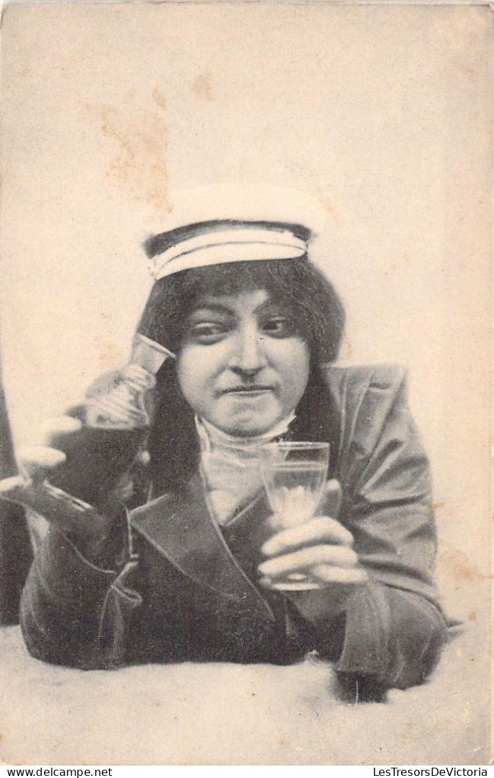 FANTAISIE - Femme Au Chapeau Se Sert Un Verre De Vin - Carte Postale Ancienne - Femmes