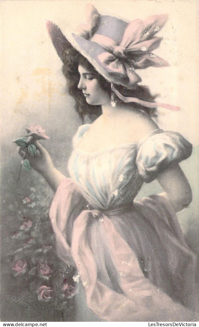 FANTAISIE - Femme Au Chapeau Et Fleurs - Illustration Non Signée - Carte Postale Ancienne - Femmes