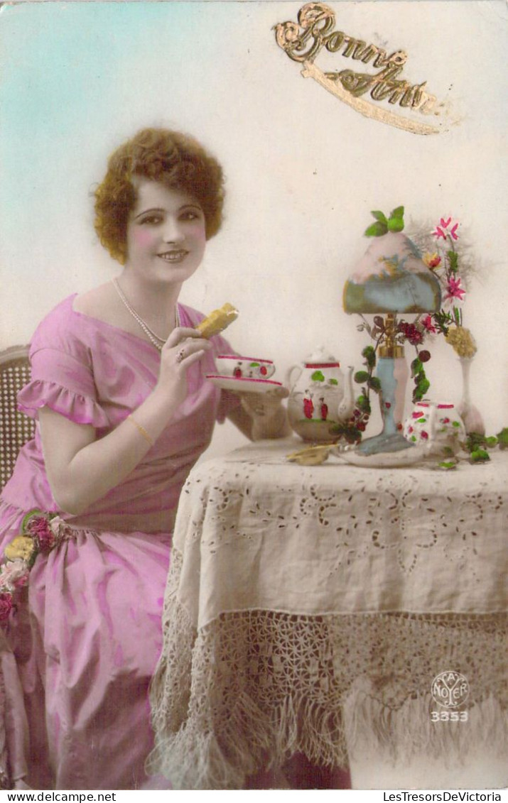 FANTAISIE - Femme Et Fleurs Boit Son Thé - Bonne Année - Carte Postale Ancienne - Mujeres