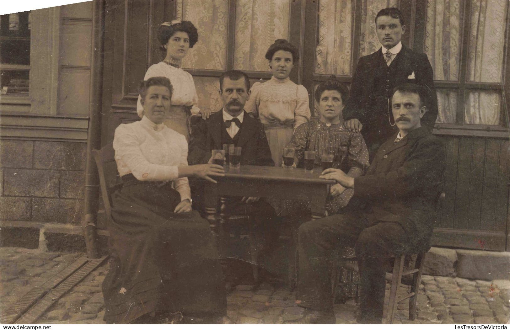 CARTE PHOTO - Famille Rassemblée Autour D'une Table - Verres - Rue - Auberge - Animé - Carte Postale Ancienne - Fotografie