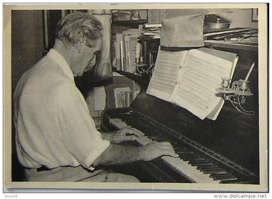 CPM Albert SCHWEITZER Lambaréné (Gabon) : Le Docteur Au Piano Jouant Une Cantate De Bach. Photo De Richard Kirk 1956. - Premi Nobel