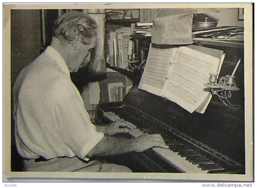 CPM Albert SCHWEITZER Lambaréné (Gabon) : Le Docteur Au Piano Jouant Une Cantate De Bach. Photo De Richard Kirk 1956. - Premio Nobel