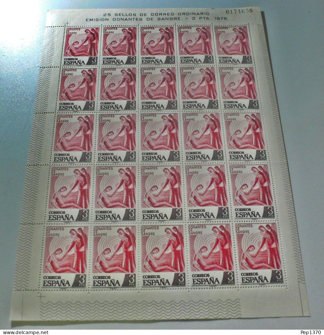 ESPAÑA 1976 - DONANTES DE SANGRE - EDIFIL 2355 EN PLIEGO COMPLETO DE 25 SELLOS - Feuilles Complètes