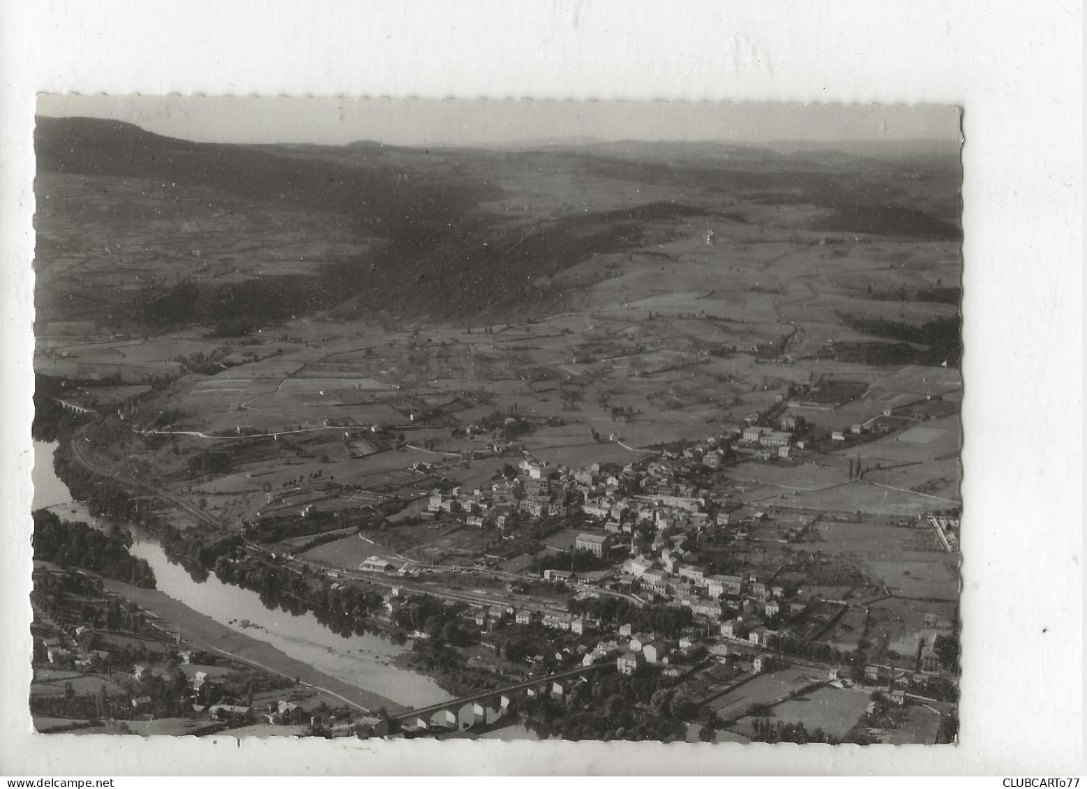 Retournac (43) : Vue Aérienne Générale Prise Au Niveau Du Quartier De La Gare Et Du Pont En 1950 GF. - Retournac