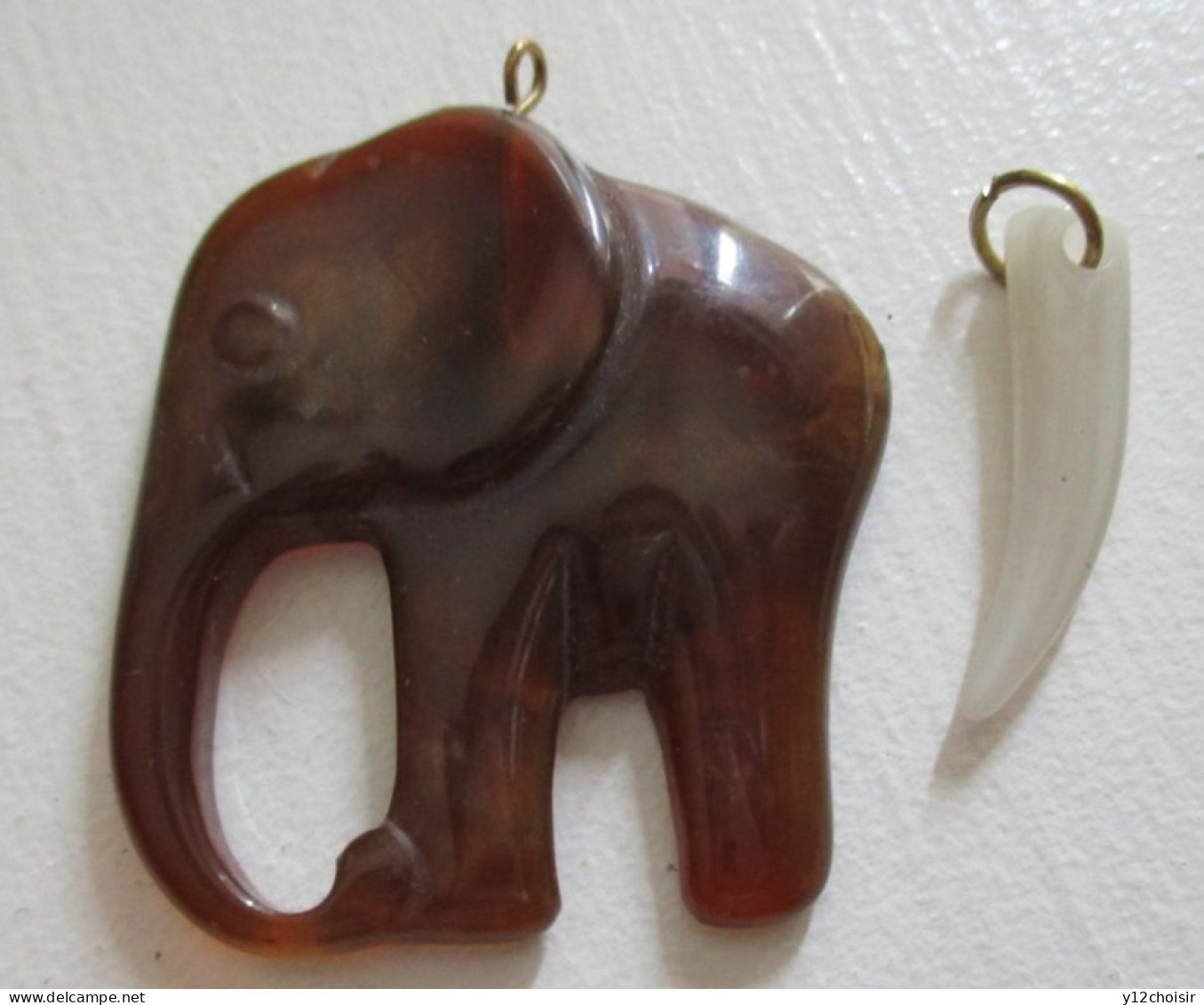 2 PENDENTIFS ELEPHANT Et DENT - Otros & Sin Clasificación