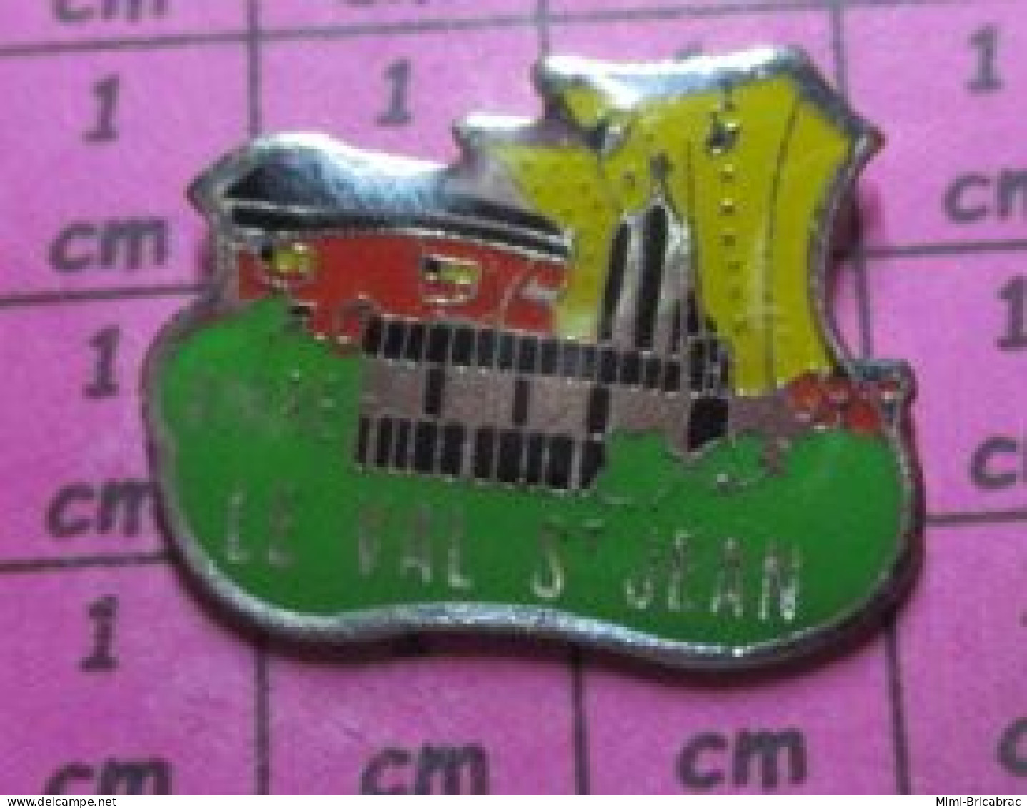 1416a Pin's Pins / Beau Et Rare / VILLES / LE VAL ST JEAN - Espacio