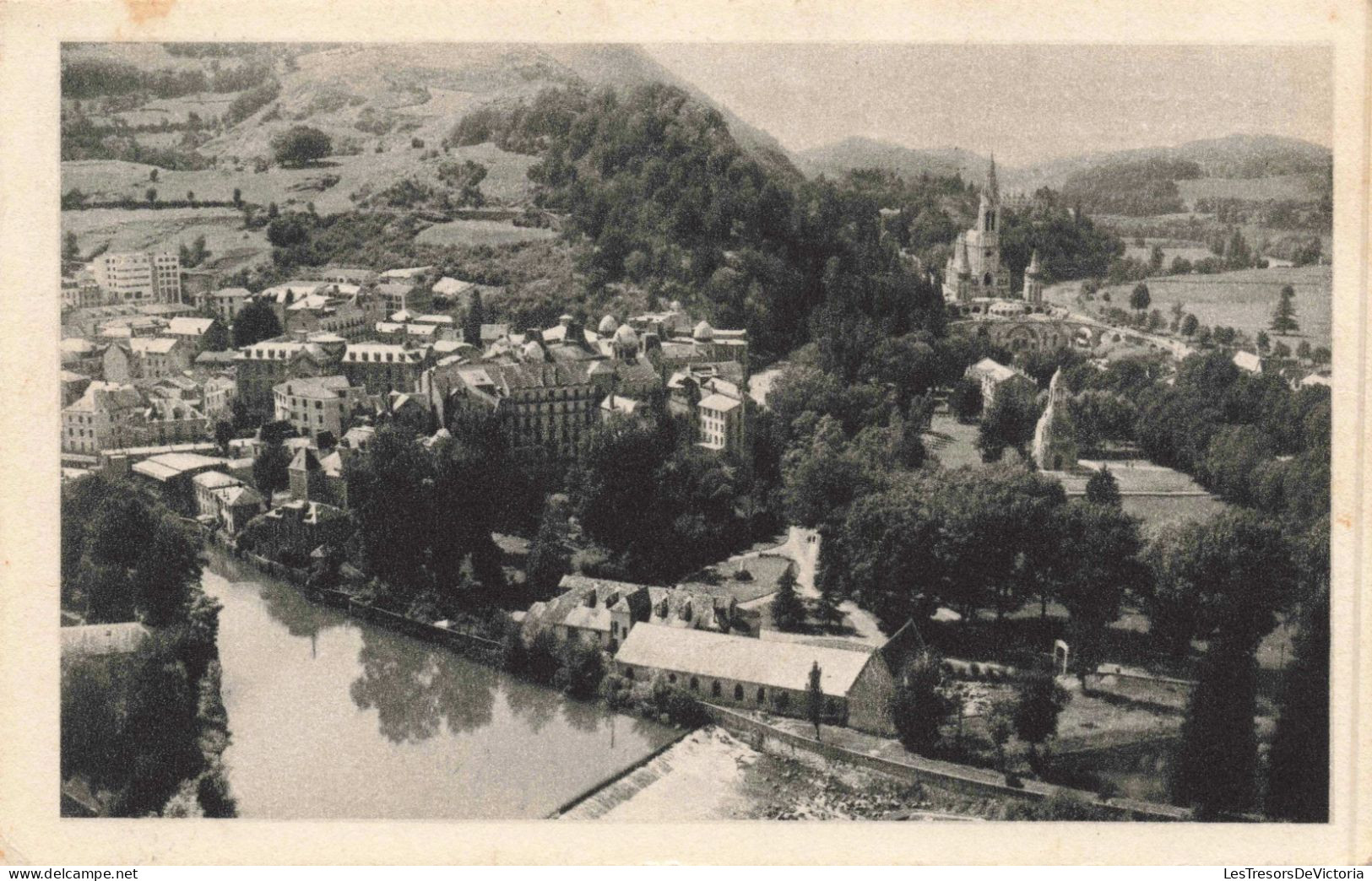 FRANCE - Lourdes - La Basilique Et Chutes Du Gaye - Vue Aérienne - Paysage - Carte Postale Ancienne - Lourdes