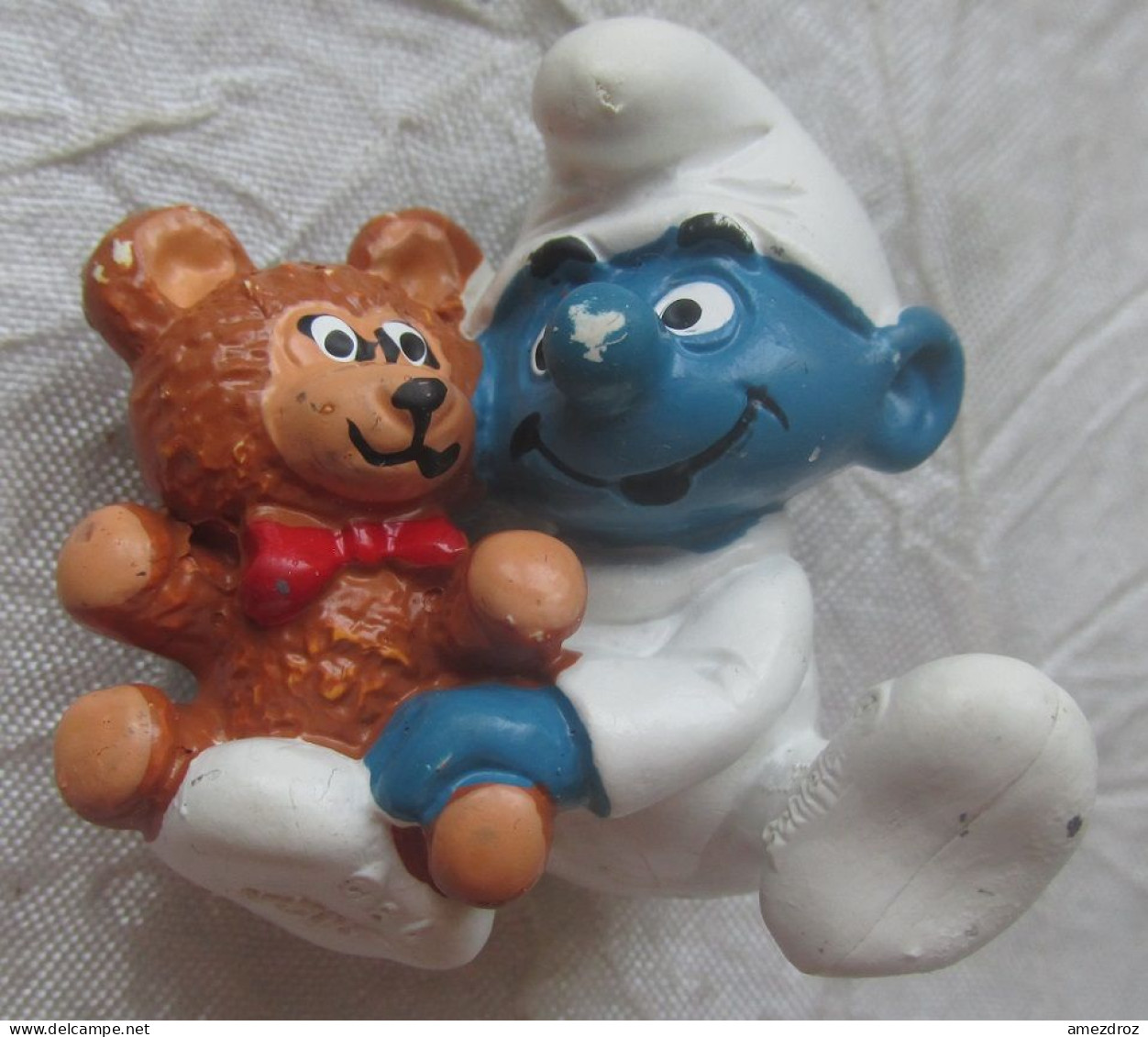 Schleich 1984 - Bébé Schtroumpf Assis Avec Un Nounours - Schlümpfe