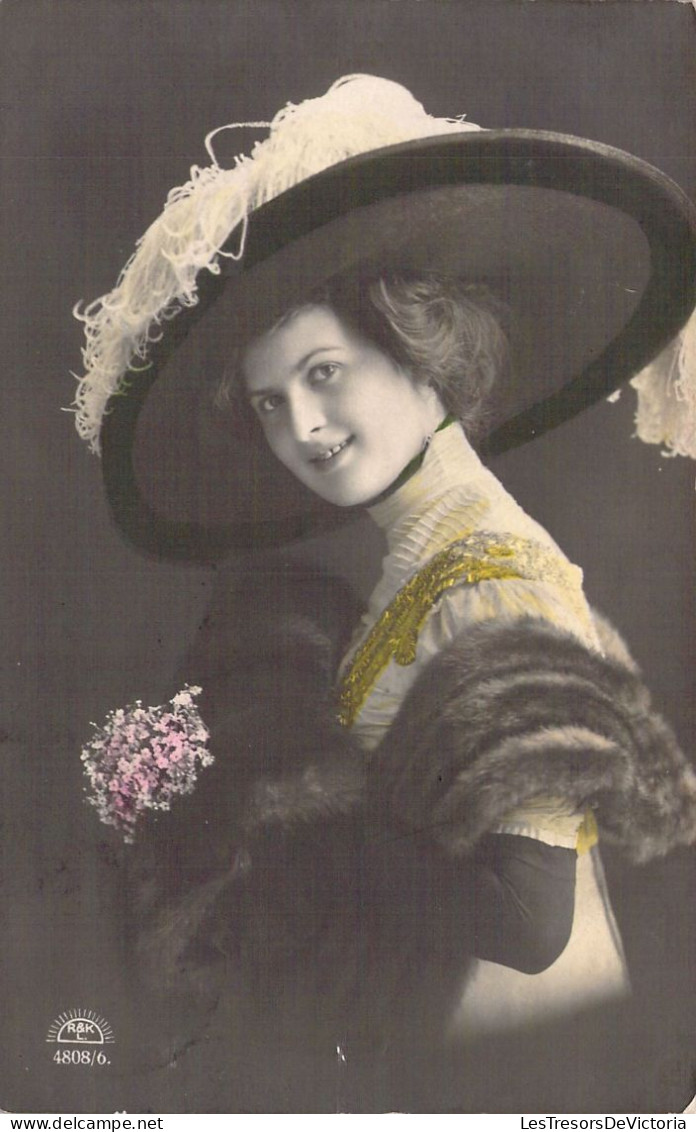 FANTAISIE - Femme Avec Un Chapeau - Sourire - Carte Postale Ancienne - Femmes