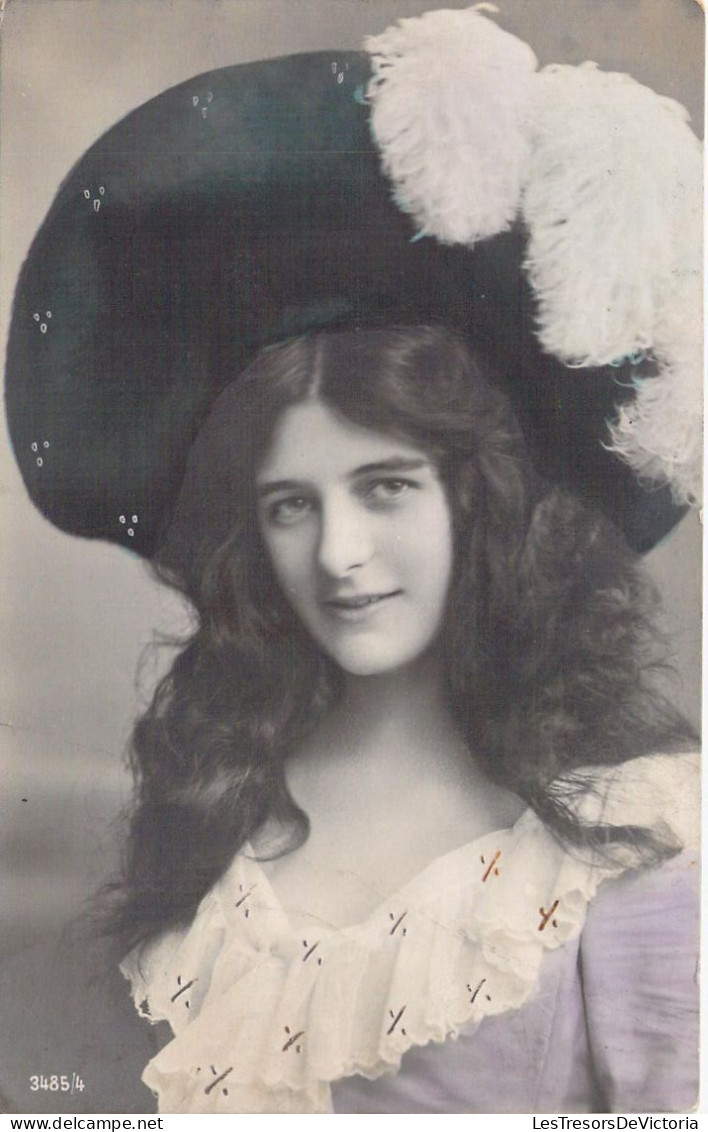 FANTAISIE - Femme Avec Un Un Chapeau à Plumes Blanches - Longs Cheveux - Carte Postale Ancienne - Femmes