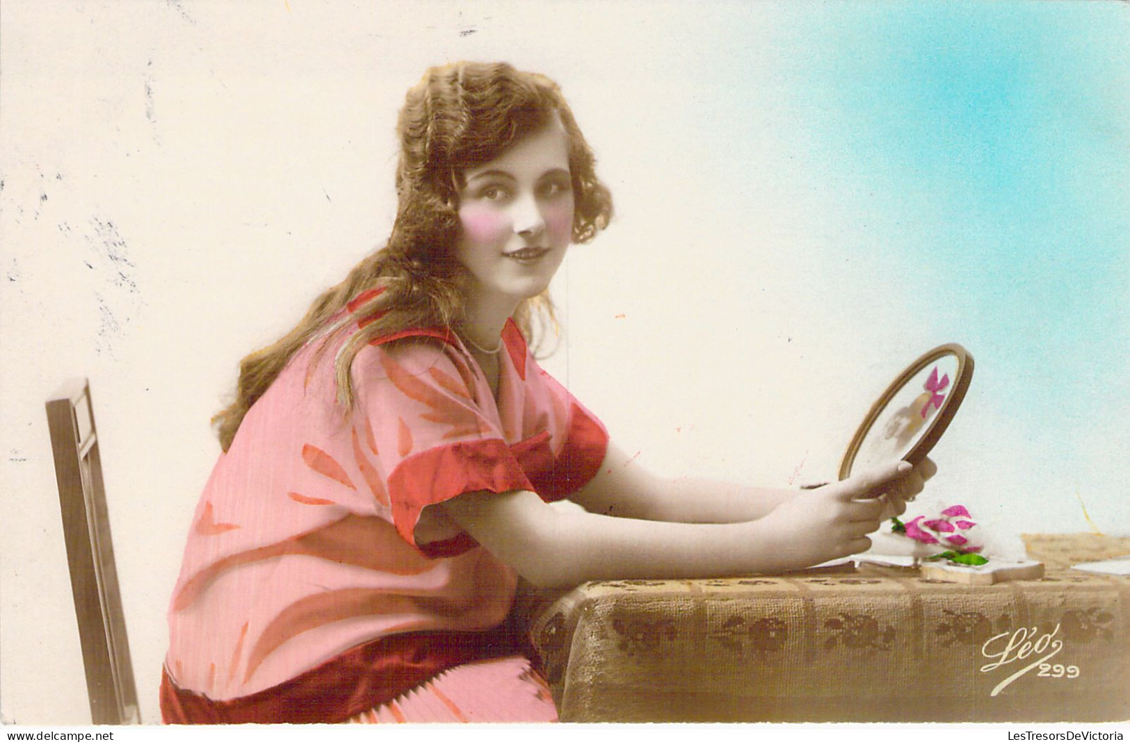 FANTAISIE - Femme Avec Une Robe Orangée Assise à Une Table - Carte Postale Ancienne - Vrouwen