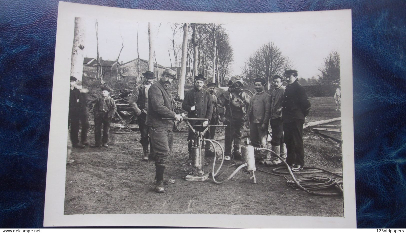 BELLE ET RARE PHOTO ORIGINALE Scaphandre, Scaphandrier  BORDS CANAL ?  POMPE  UNIFORME - Anciennes (Av. 1900)