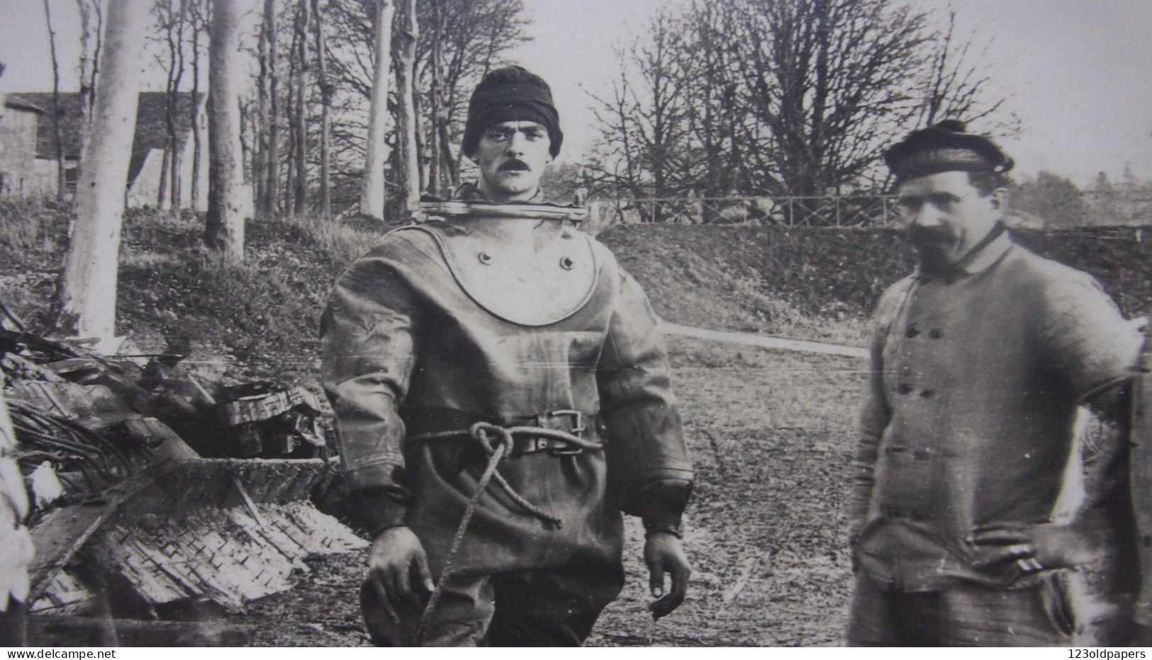 BELLE ET RARE PHOTO ORIGINALE Scaphandre, Scaphandrier  BORDS CANAL ?  POMPE  UNIFORME - Ancianas (antes De 1900)