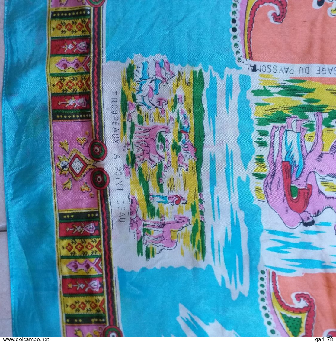 Foulard VINTAGE, Souvenir De DJIBOUTI, 78 Cm X 90 Cm - Fulares