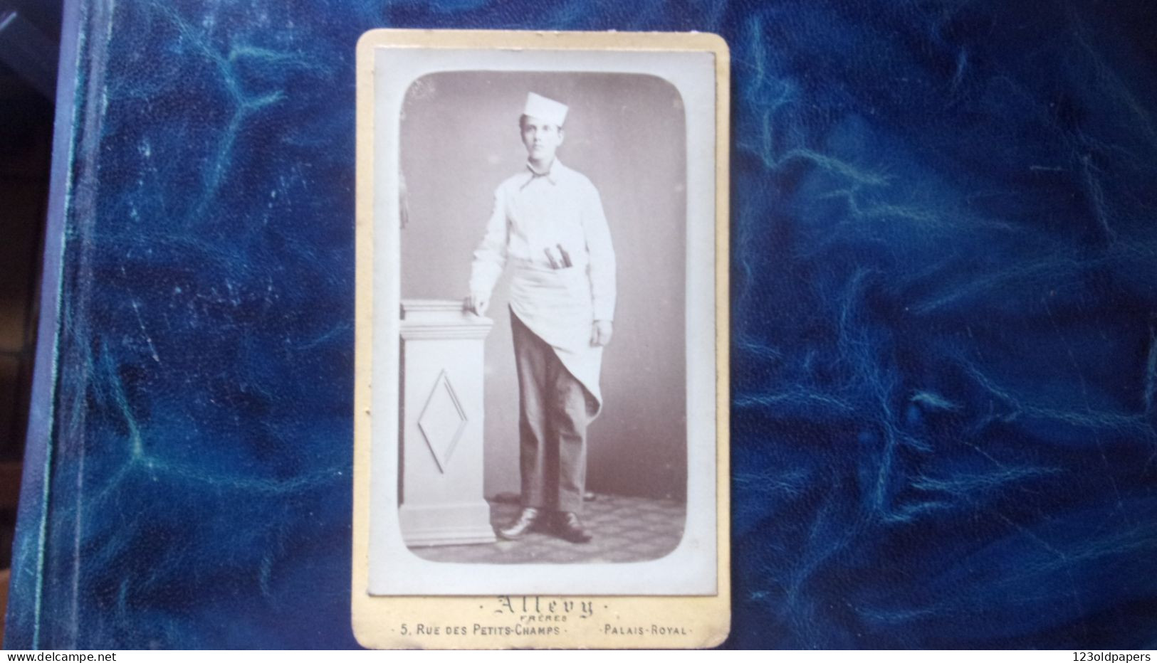 CDV PAR ALLEVY  PALAIS ROYAL  HOMME EN TENUE BOUCHER COUTEAU CHARCUTIER CUISINE - Alte (vor 1900)