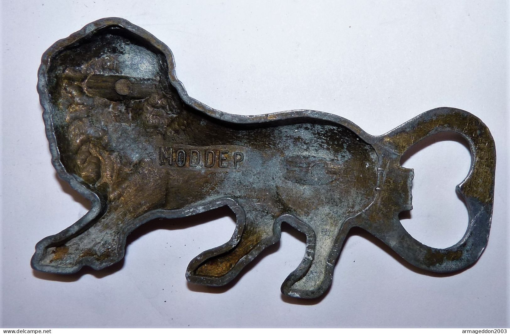 ANCIEN DECAPSULEUR EN METAL LION   / 11 X 6 Cm Environ - Flaschenöffner