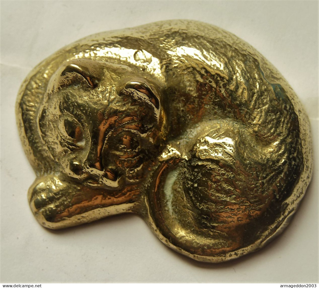 ANCIENNE PETITE SCULPTURE PETIT CHAT QUI EST ALLONGE EN BRONZE OU LAITON TBE - Bronzes