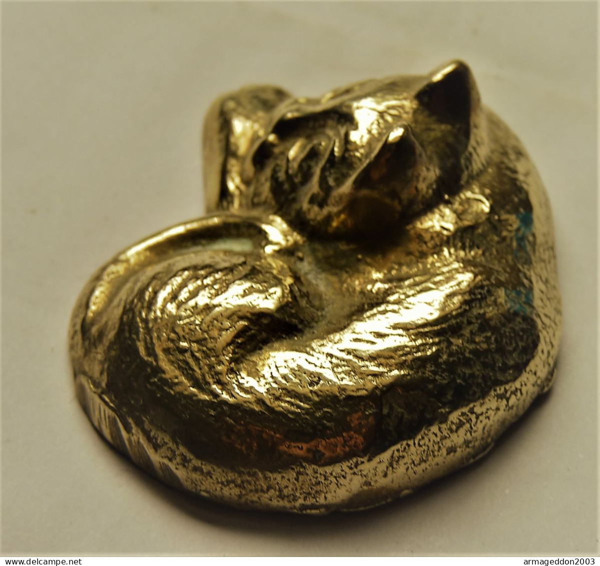 ANCIENNE PETITE SCULPTURE PETIT CHAT QUI EST ALLONGE EN BRONZE OU LAITON TBE - Bronzes