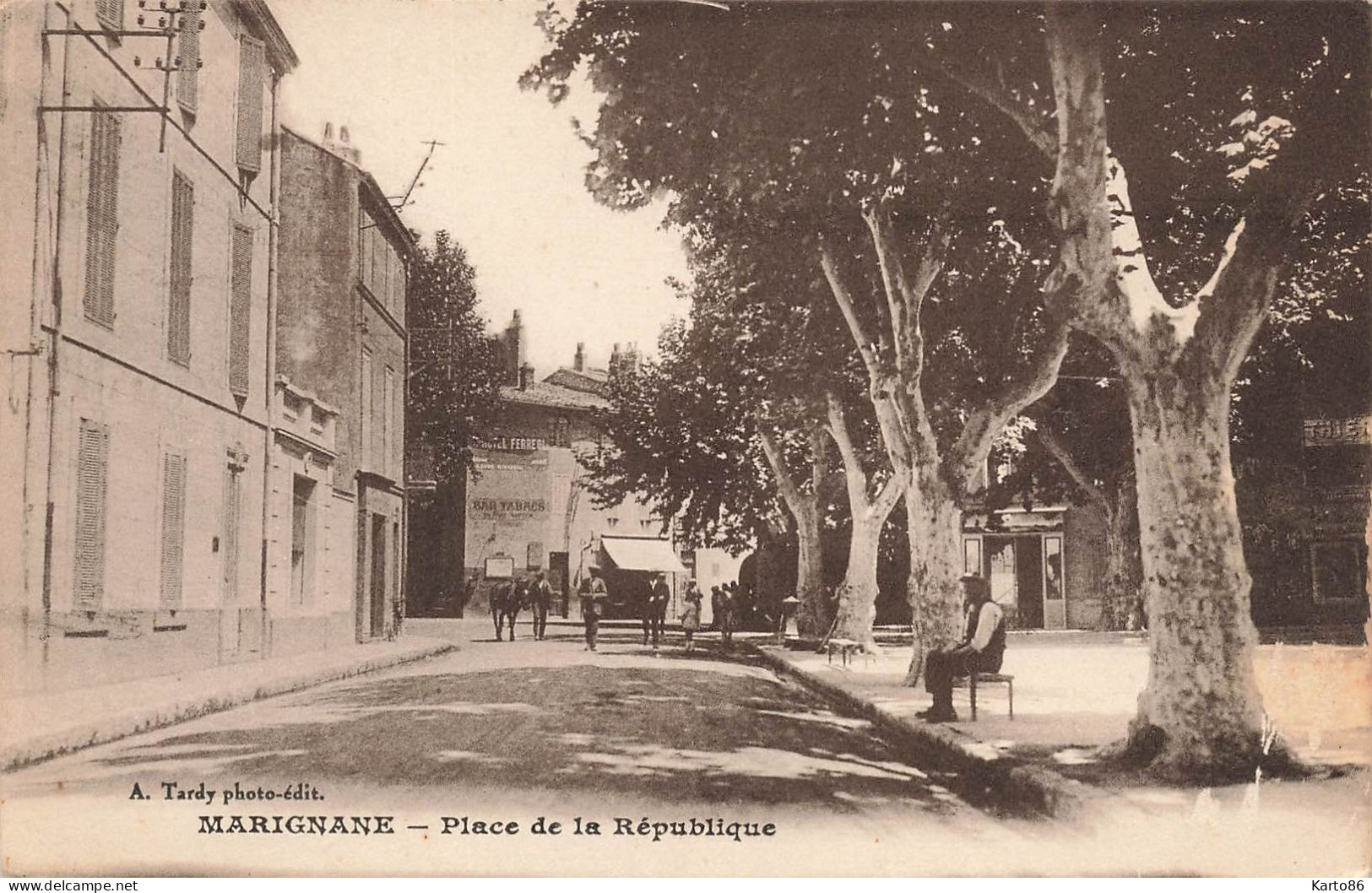 Marignane * La Place De La République * Bar Débit De Tabac Tabacs - Marignane