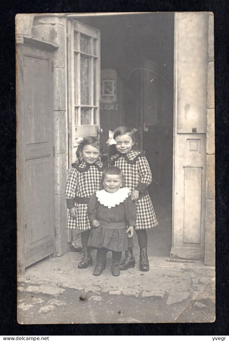 Généalogie - Carte-Photo De 3 Enfants - 3 Fillettes à La Porte De La Maison En Belles Tenues Et Noeuds Dans Les Cheveux - Généalogie