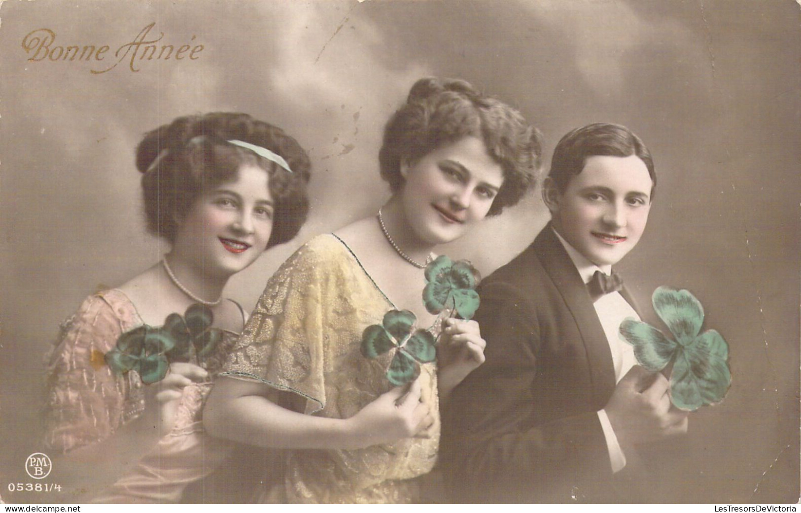 FLEURS - Groupe De Femmes Et Homme - Trèfle - Bonne Année - Carte Postale Ancienne - Flores