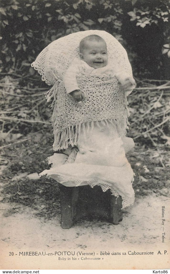 Mirebeau En Poitou * Un Bébé Dans Sa Cabourniote * Enfant - Mirebeau