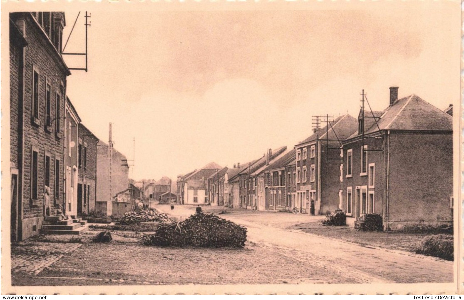 BELGIQUE - Musson - Vieille Rue Vers Halanzy - Rue Déserte- Antennes - Maisons - Carte Postale Ancienne - Musson