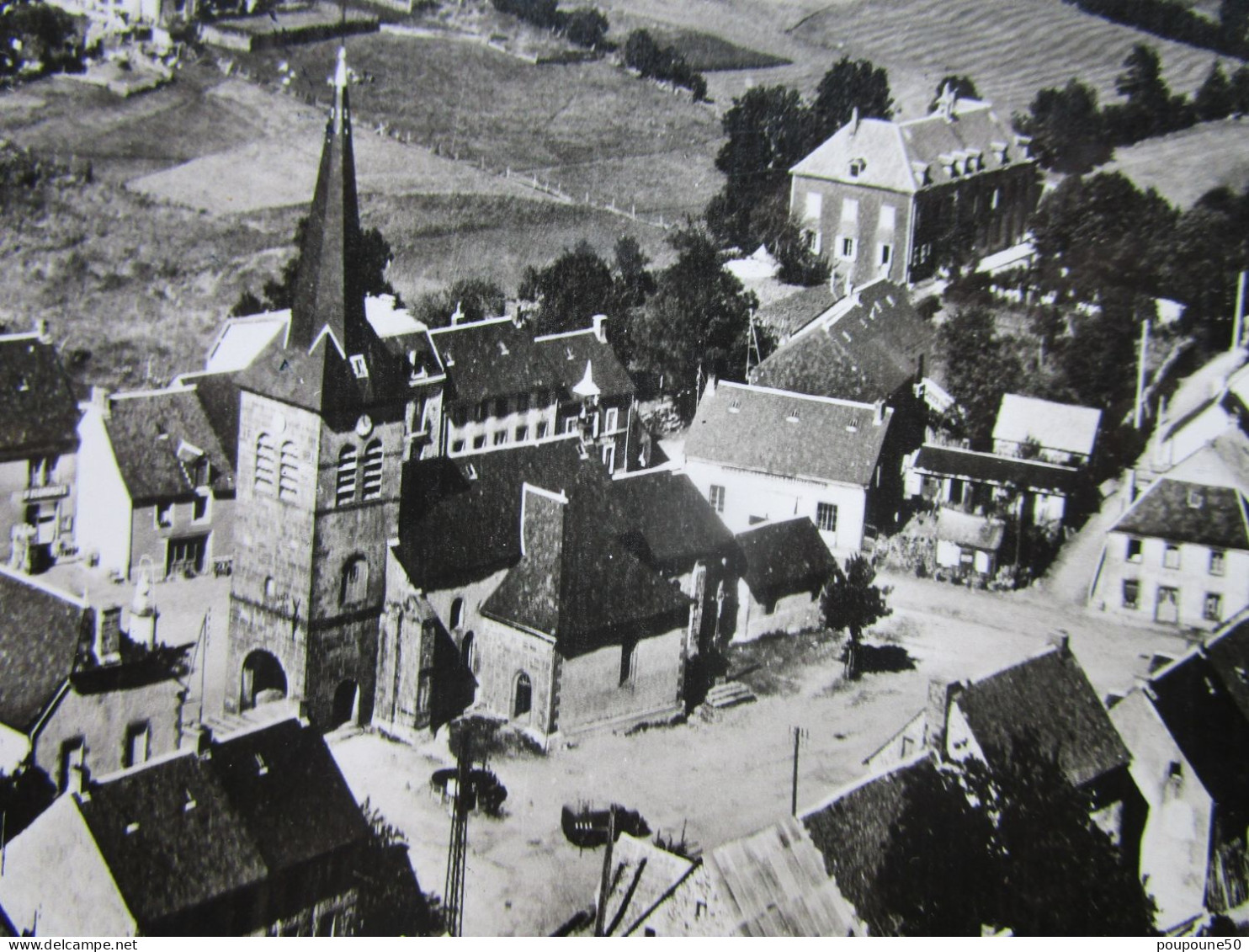 CP 63 Puy De Dôme En Avion Au Dessus De ... BAGNOLS - Vue Générale L'église Saint Pierre De Bagnols , La Place 1957 - Maringues