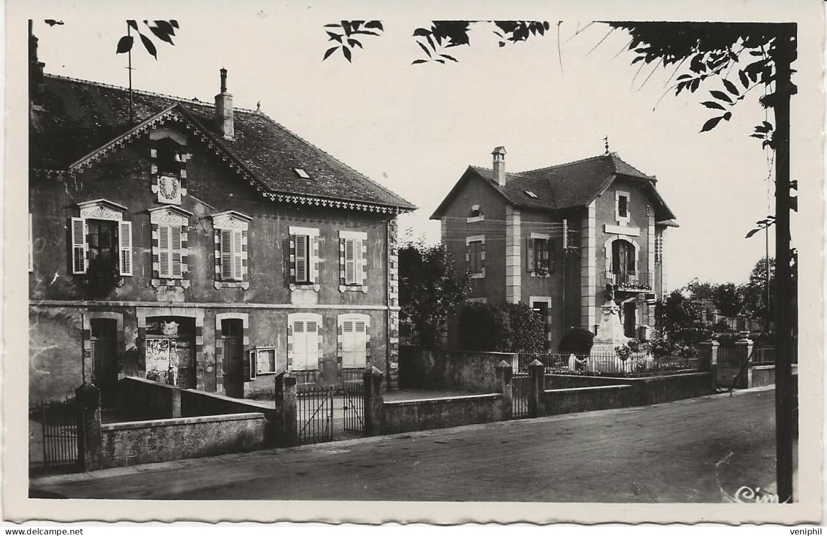 YVOIRE - PLACE DE LA MAIRIE ET LE MONUMENT - Yvoire