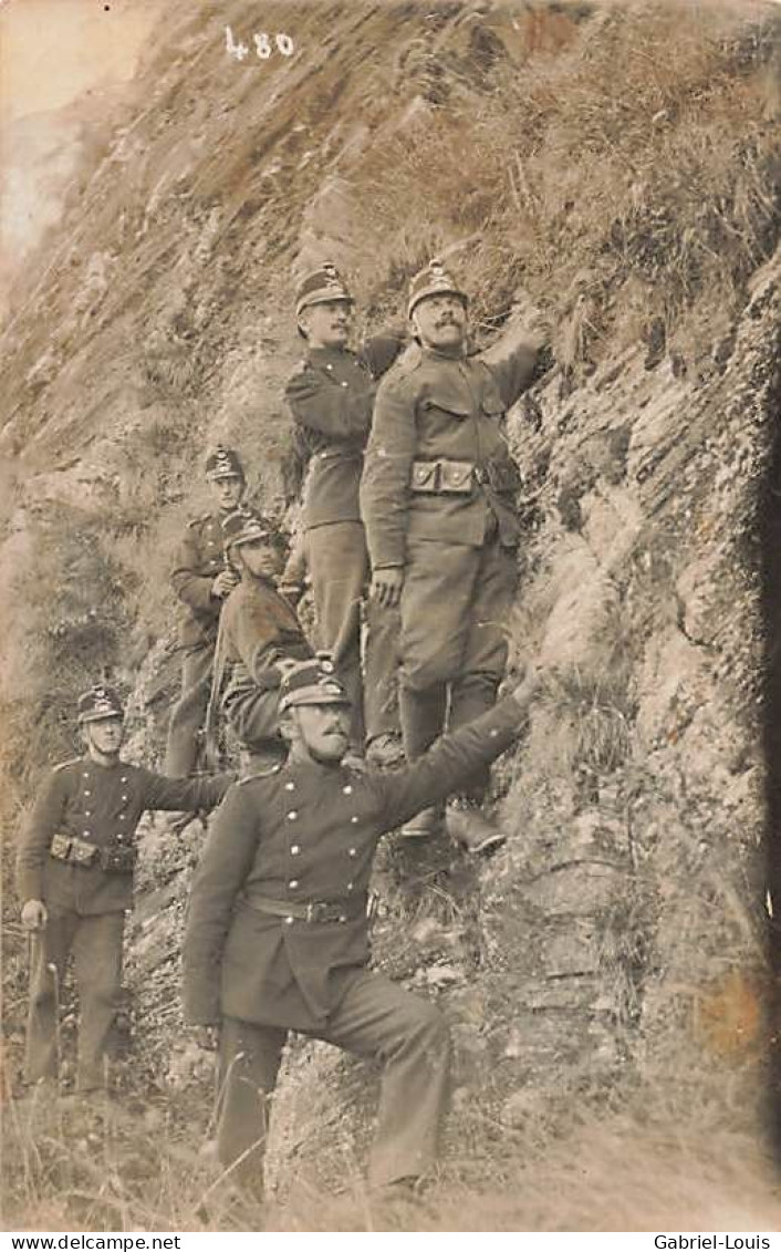 Carte-Photo Armée Suisse Militaria Schweizer Armee Militär Soldat Au Pied D'une Falaise Soldaten - Au