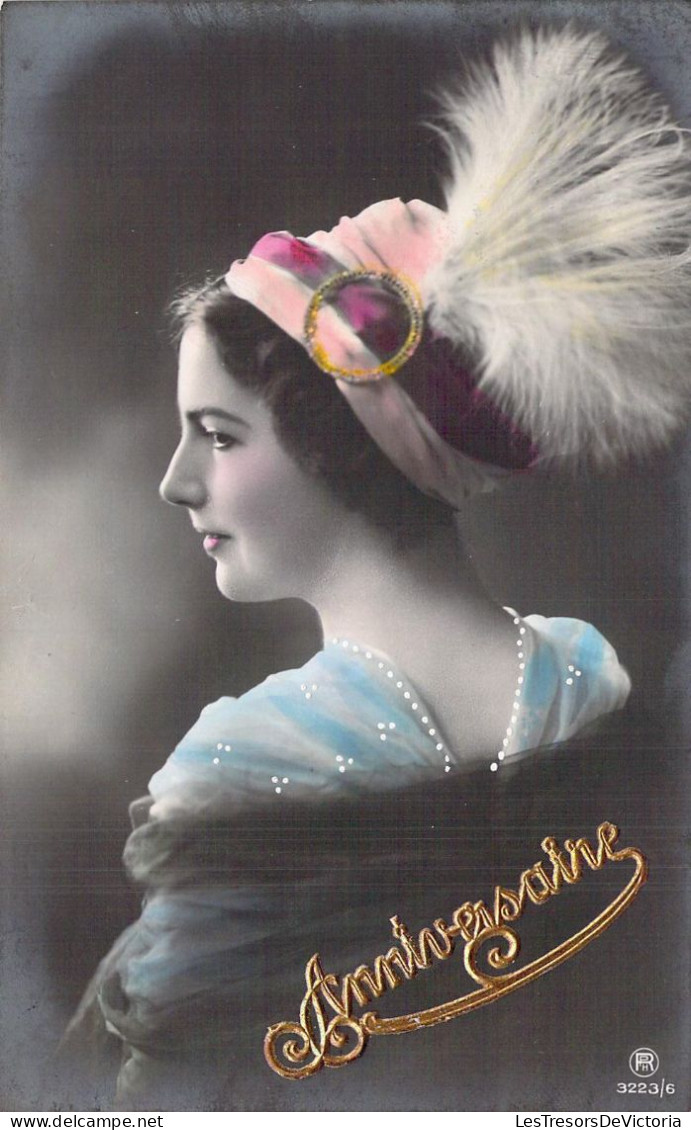 Femme Avec Un Joli Chapeau Avec Plumes - Profil - Anniversaire - Carte Postale Ancienne - Women