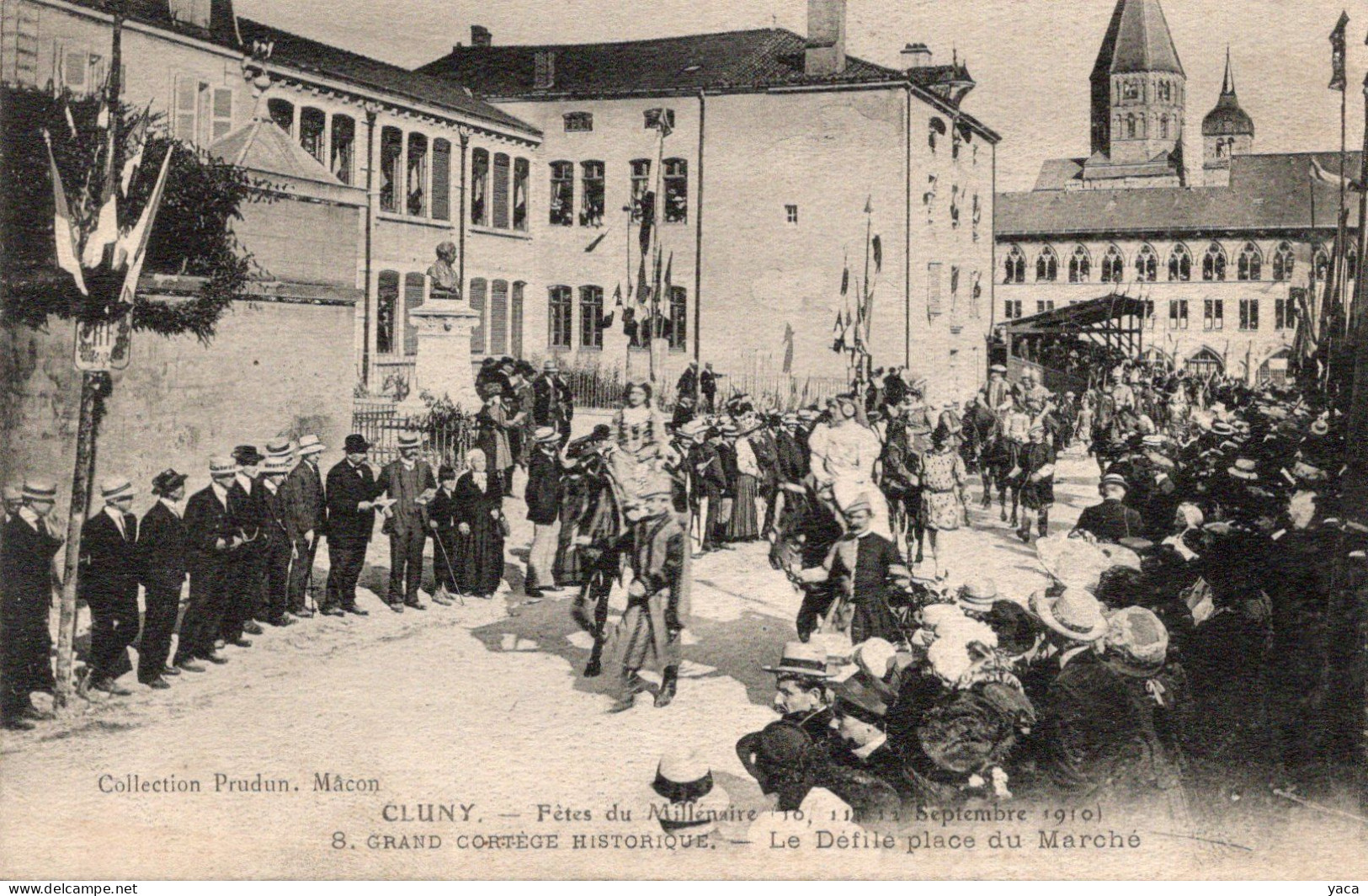 Cluny - Fêtes Du Millénaire 1910  - Cortège Historique -  Le Défilé Place Du Marché - Demonstrationen