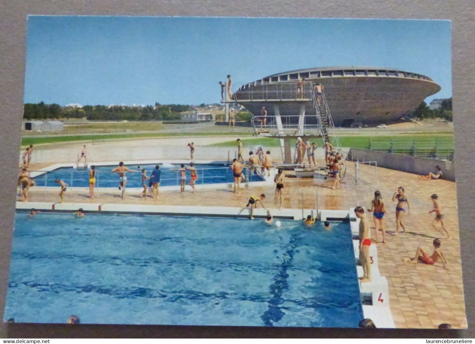 44  SAINT-NAZAIRE -  LA PISCINE ET LA SALLE DES SPORT "LA SOUCOUPE"  ARCHITECTE MM VISSUZAINE - LONGUET- RIVIERE - Saint Nazaire