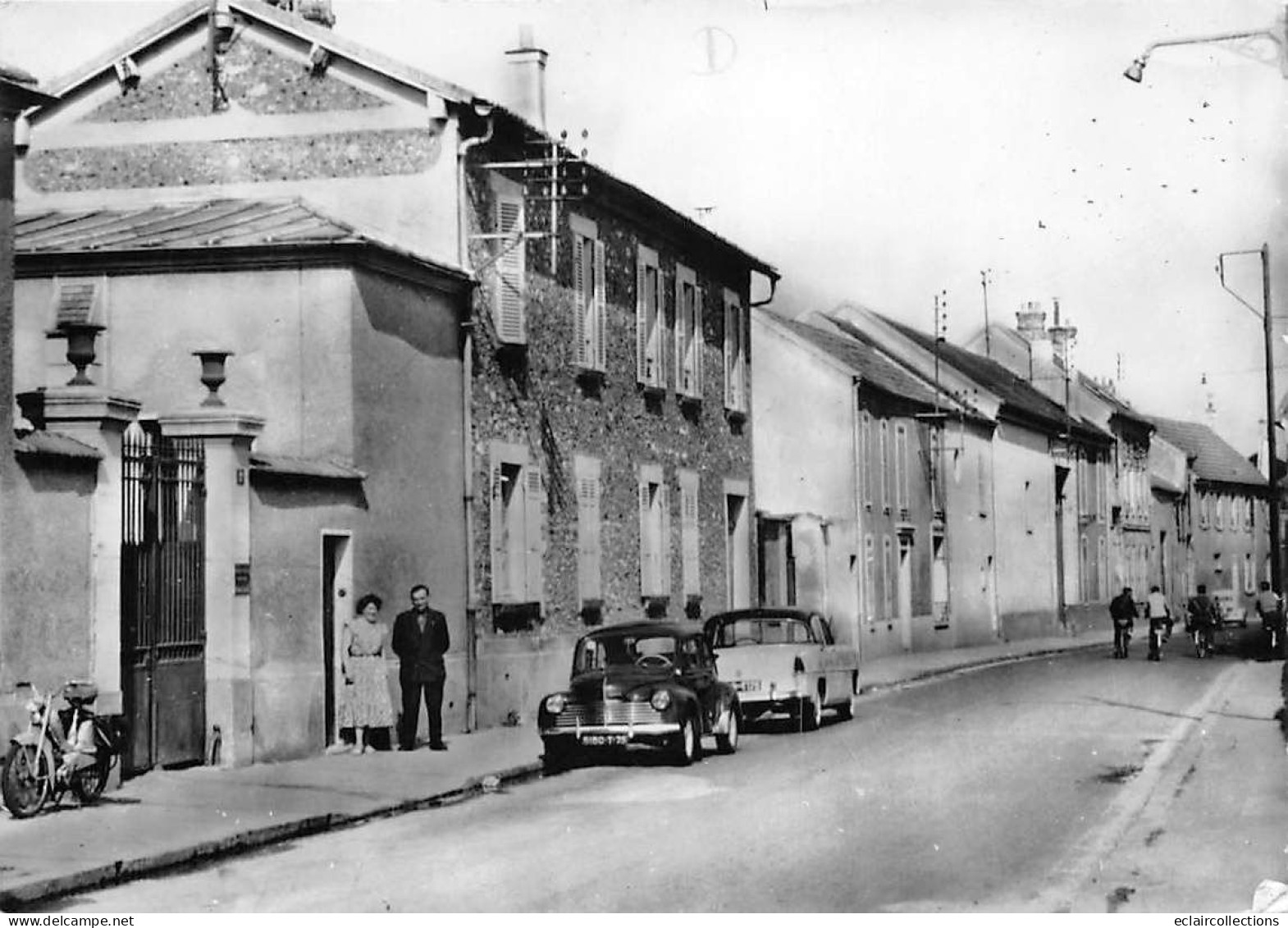 Morangis         91          La Clinique . 4 CV Renault     10x15        (voir Scan) - Autres & Non Classés