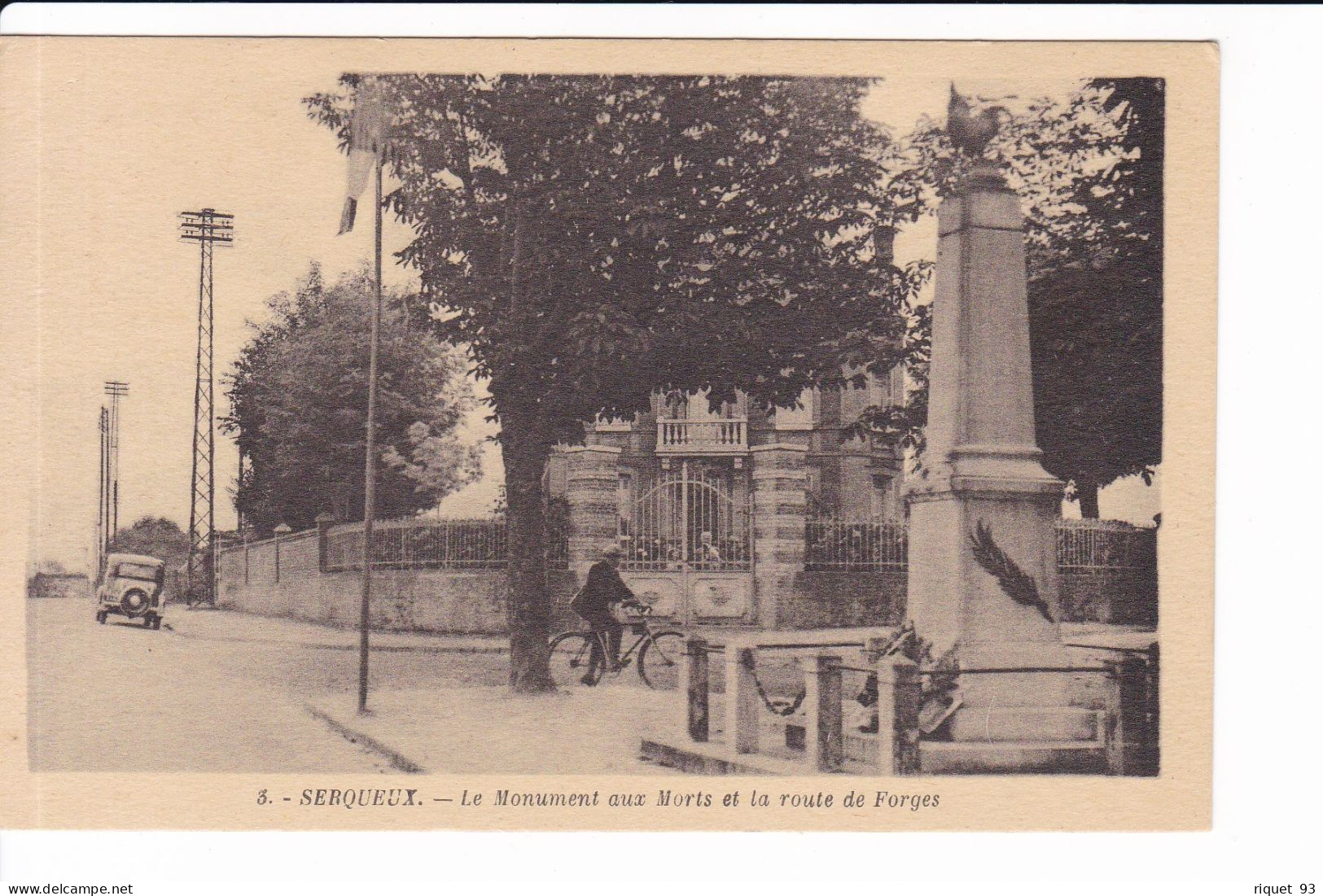 3 - SERQUEUX - Le Monument Aux Morts Et La Route De Forges - Sonstige & Ohne Zuordnung