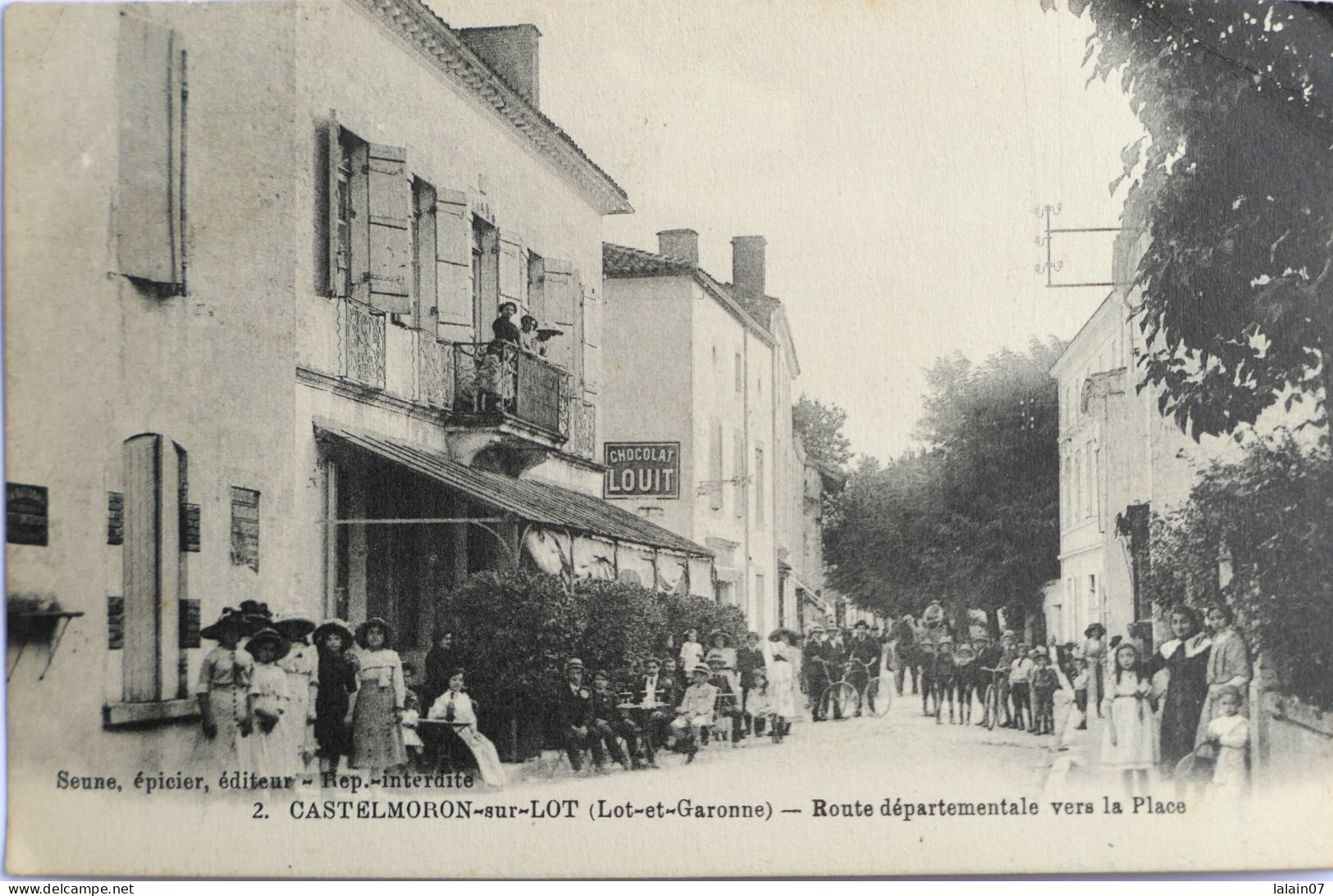 C. P. A. : 47 : CASTELMORON SUR LOT : Route Départementale Vers La Place, Animé, "Chocolat Louit", Timbre En 1930 - Castelmoron