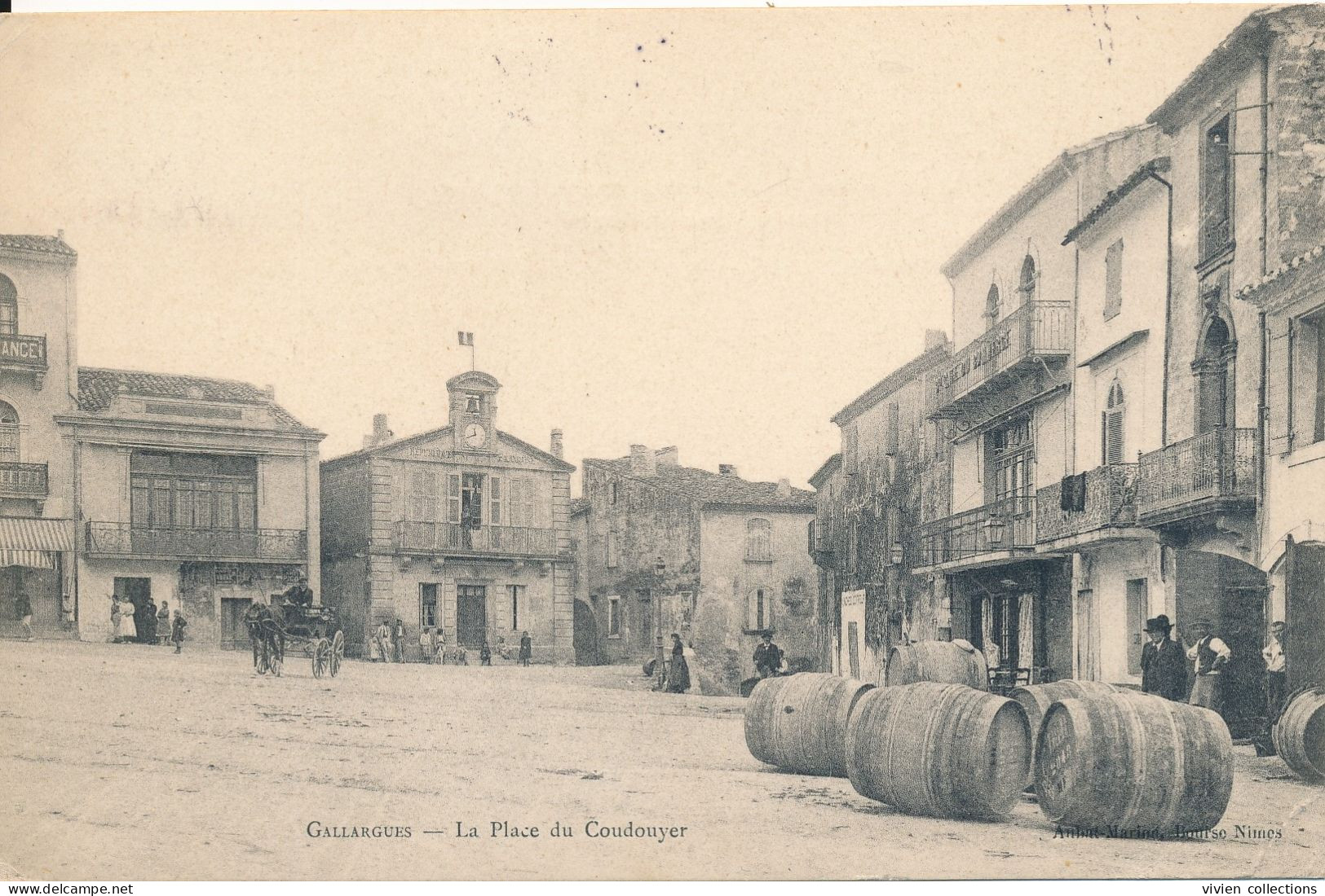 Gallargues (30 Gard) La Place Du Coudouyer - Barriques Au 1er Plan Et Mairie Au Fond - Gallargues-le-Montueux