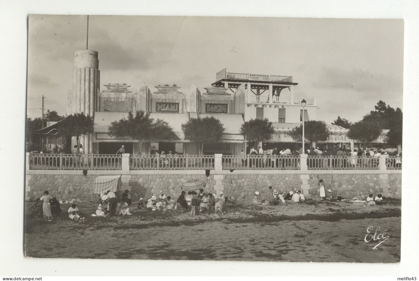 33/ CPSM - Andernos Les Bains - Grands Cafés Sur La Plage - Andernos-les-Bains