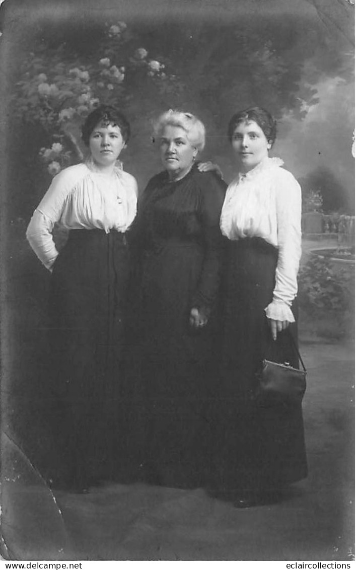 Montsoult                91         Femme âgée Et 2 Jeunes Femmes      - Carte Photo -           (voir Scan) - Autres & Non Classés