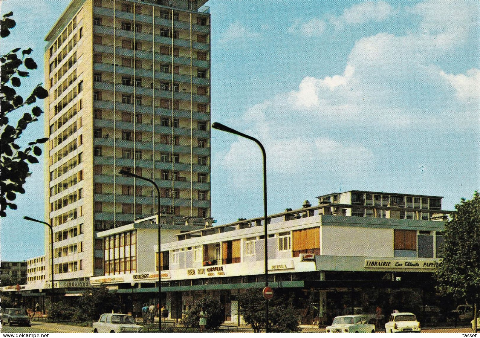 CPM - Le Blanc Mesnil 93 : Cité Des Tilleuls  ,centre Commercial Et La Tour - Le Blanc-Mesnil