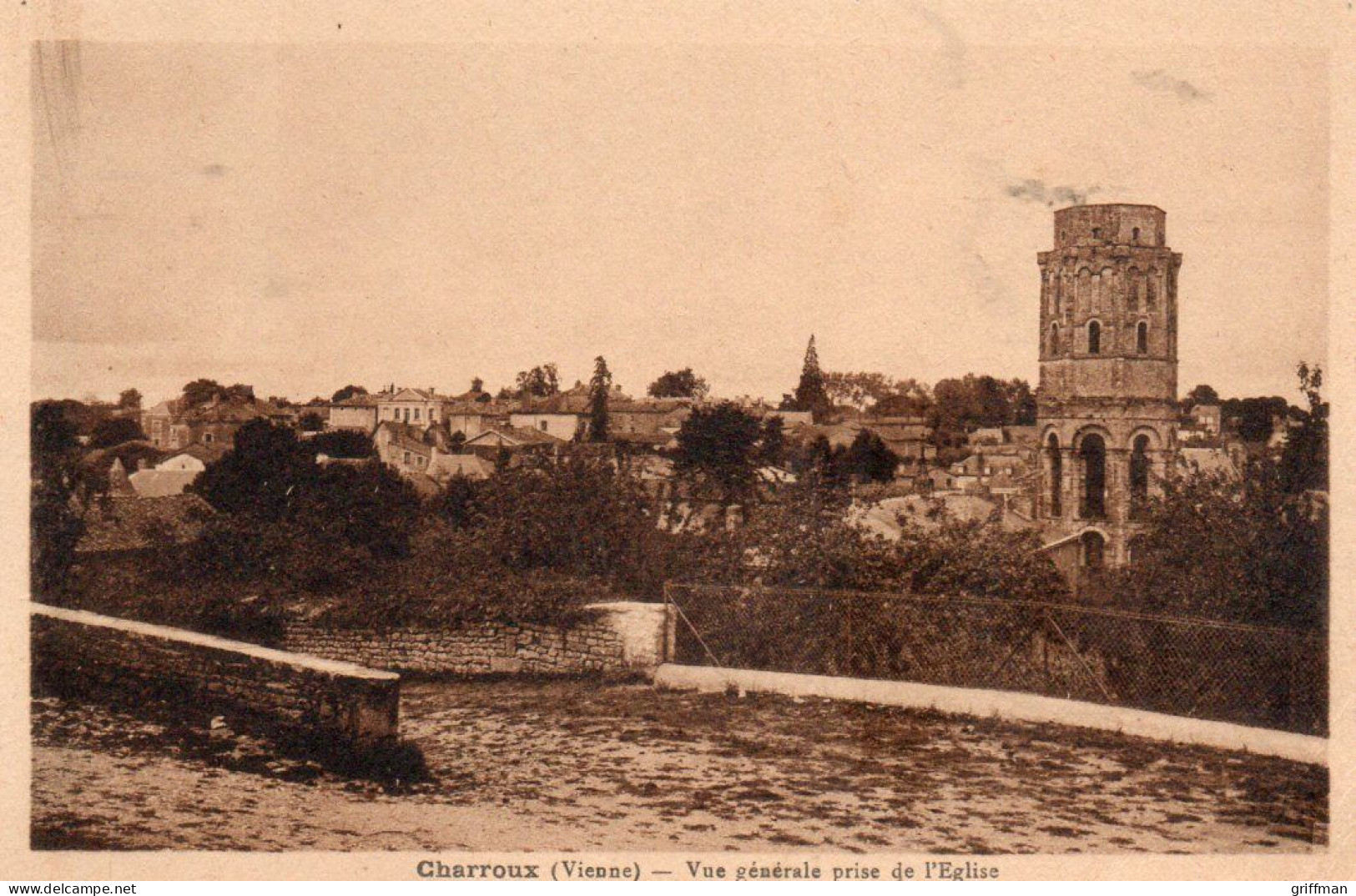 CHARROUX VUE GENERALE PRISE DE L'EGLISE TBE - Charroux