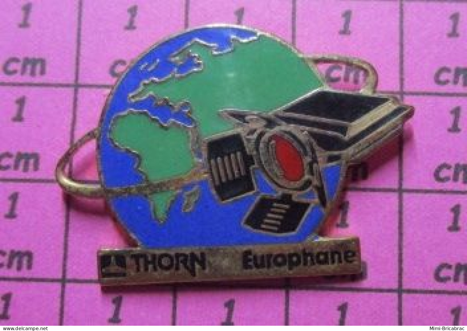 1518B Pin's Pins / Beau Et Rare / THEME : ESPACE / GLOBE TERRESTRE SATELLITE ? THORN EUROPHANE - Espace