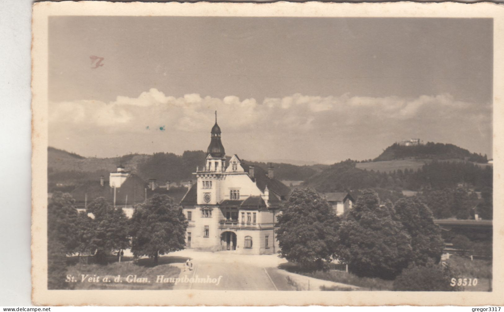 D986) ST. VEIT A. D. Glan - Kärnten - HAUPTBAHNHOF Mit Bäumen Davor U. Straße  ALT ! - St. Veit An Der Glan