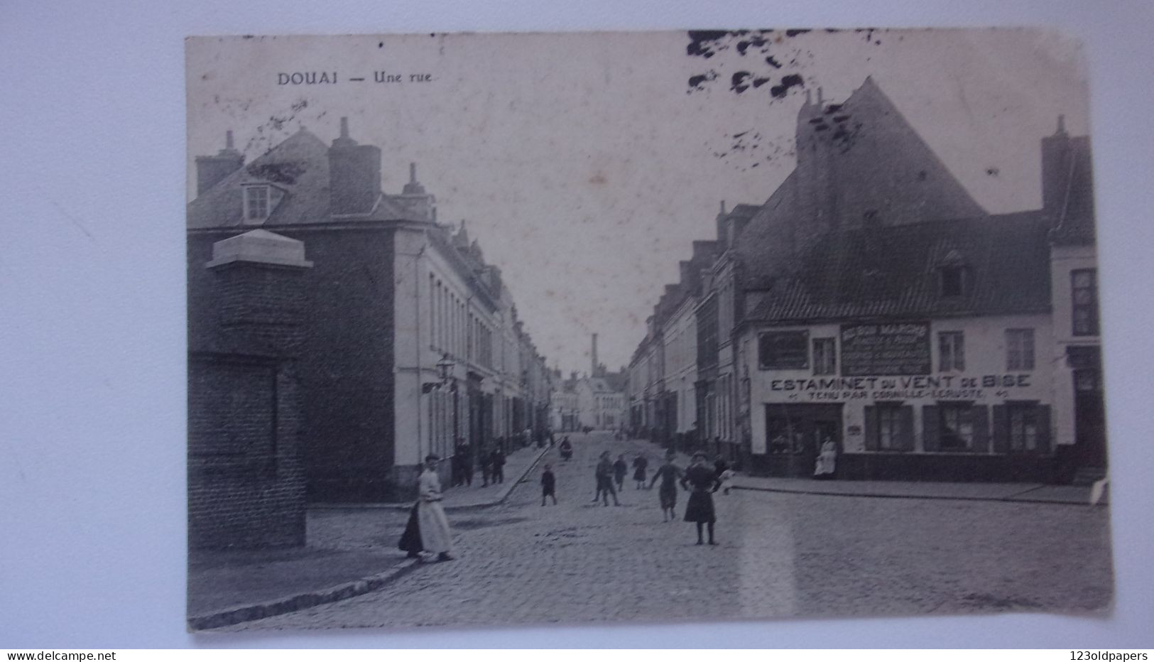 NORD - 59  DOUAI UNE RUE ESTAMINET DU VENT DE BISE TENU PAR CORNILLE LERUSTE 1906 - Douai