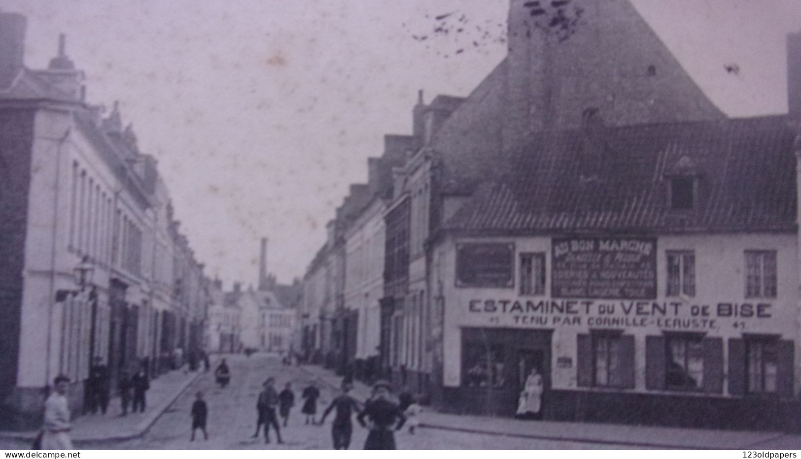 NORD - 59  DOUAI UNE RUE ESTAMINET DU VENT DE BISE TENU PAR CORNILLE LERUSTE 1906 - Douai