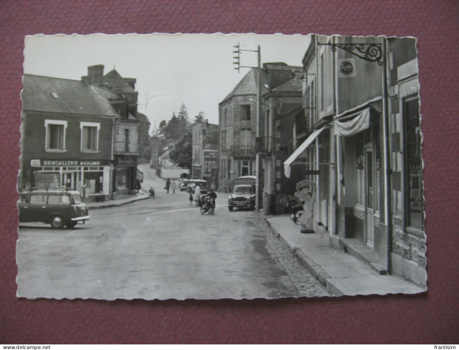 CPA PHOTO 53 VILLAINES LA JUHEL Place Des Halles 1950 1960 COMMERCES Dont QUINCAILLERIE BOULARD Voitures PEUGEOT ? - Villaines La Juhel