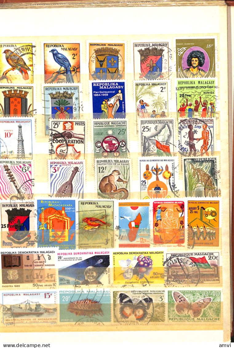 sam - continent africain album de plusieurs centaines de timbres