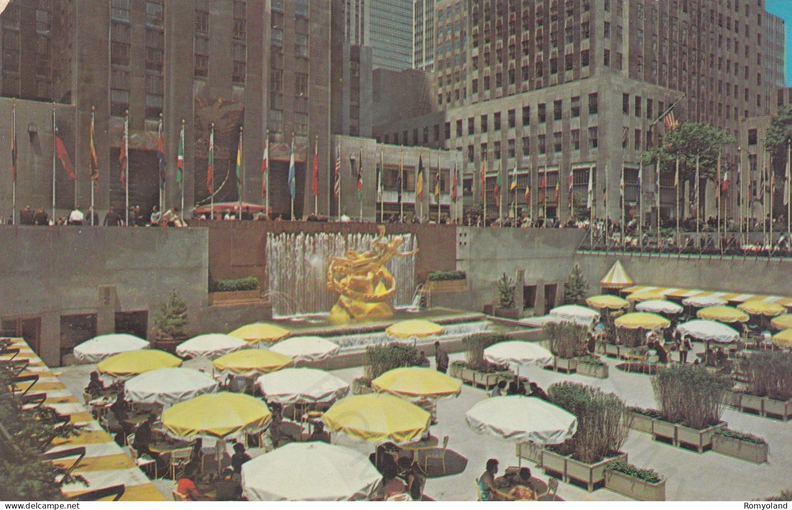 CARTOLINA  NEW YORK CITY,NEW YORK,STATI UNITI-LOWER PLAZA AT ROCKEFELLER CENTER-VIAGGIATA 1967 - Lugares Y Plazas